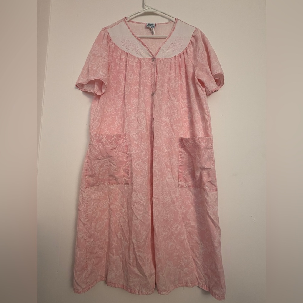 Lady Manhattan Housecoat Robe Womens Size M Pink Vintage Floral Snap Embroidered